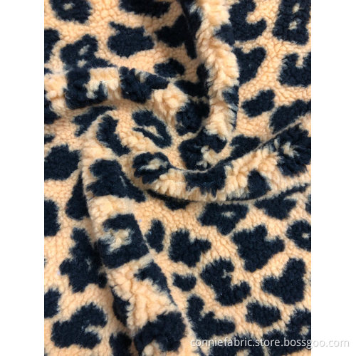 100% polyester sherpa jacquard med leopardmönster